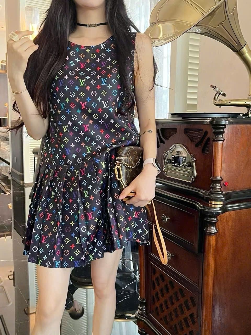Đầm nữ sát nách cổ tròn xếp ly LV 2