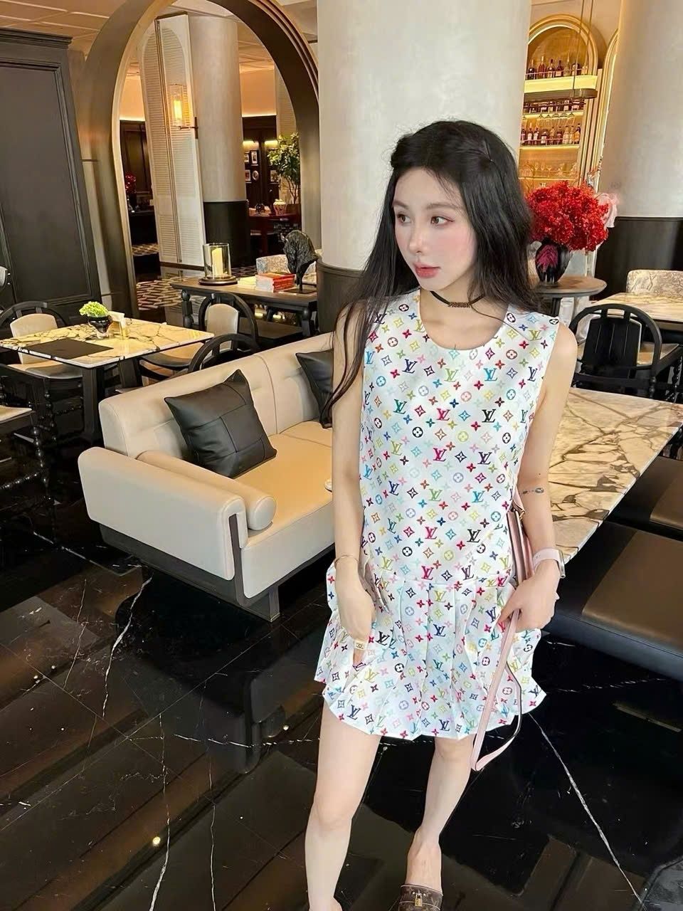 Đầm nữ sát nách cổ tròn xếp ly LV 7