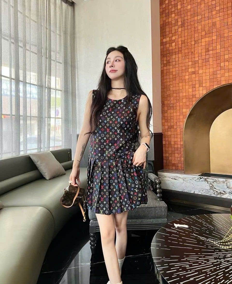 Đầm nữ sát nách cổ tròn xếp ly LV 8