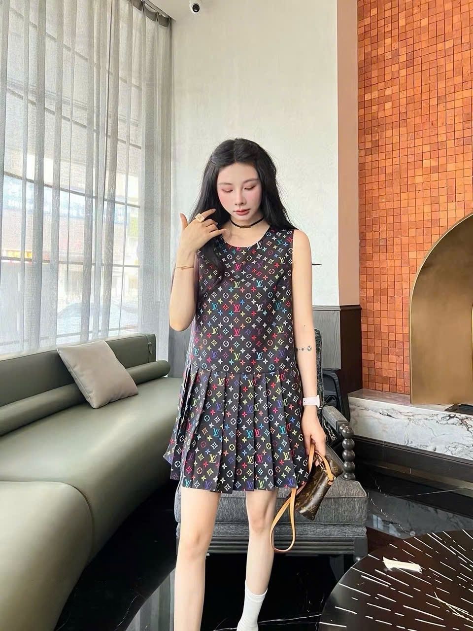 Đầm nữ sát nách cổ tròn xếp ly LV 9