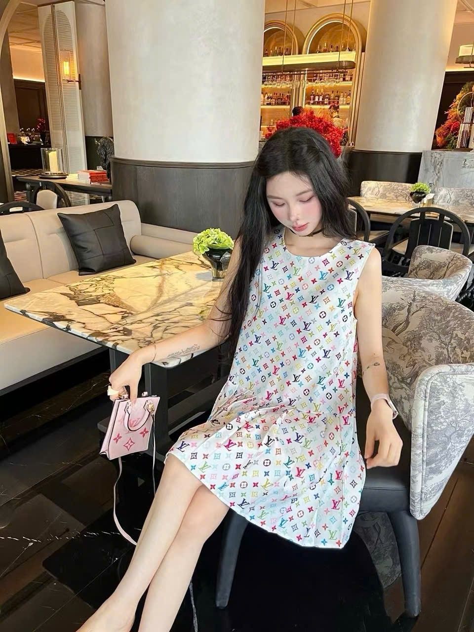 Đầm nữ sát nách cổ tròn xếp ly LV 10
