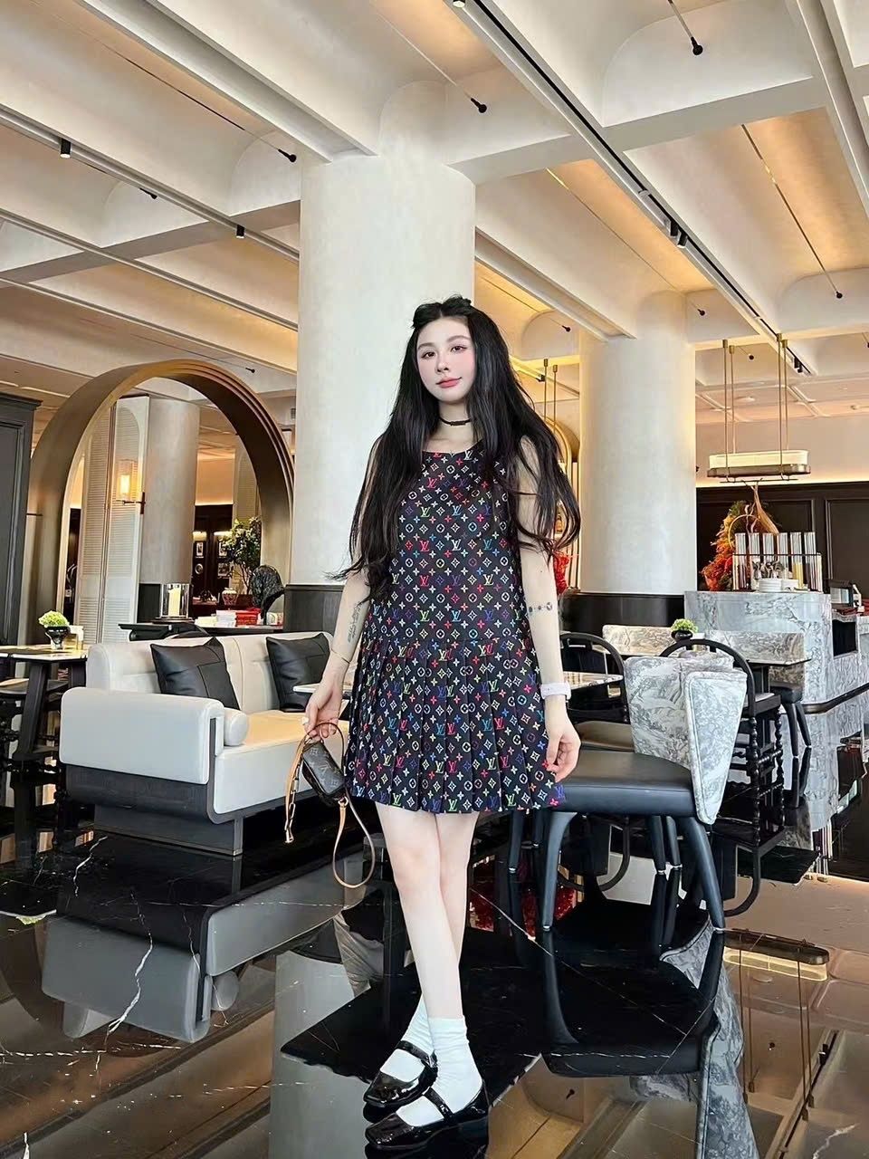 Đầm nữ sát nách cổ tròn xếp ly LV 11