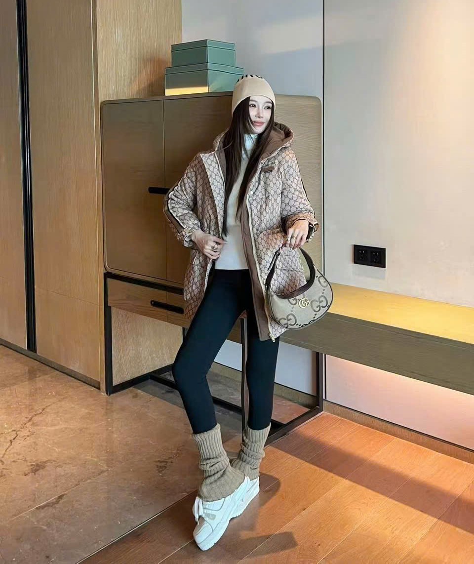 Áo phao dáng dài họa tiết hãng Gucci 4