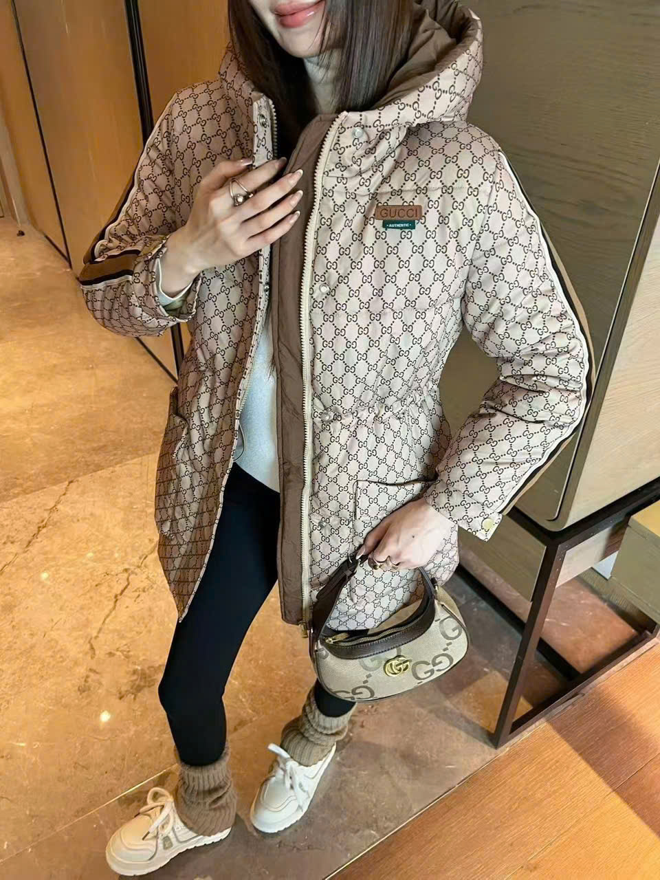 Áo phao dáng dài họa tiết hãng Gucci 2