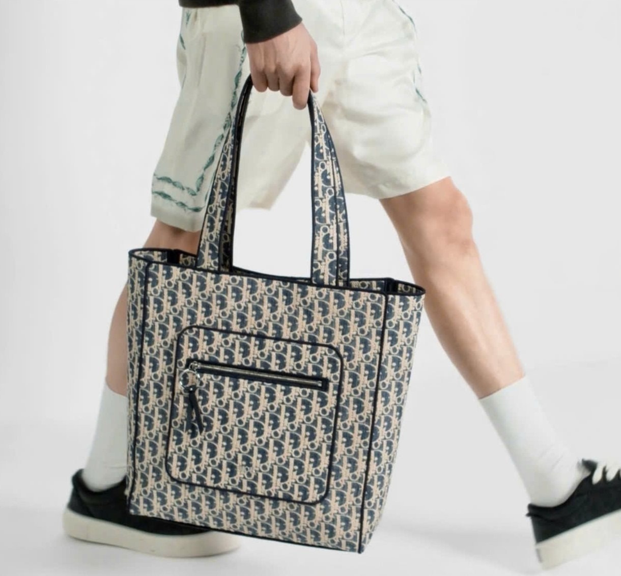 Túi Dior Blue and Beige Raffia-Effect Dior Oblique Denim Tote Bag 2