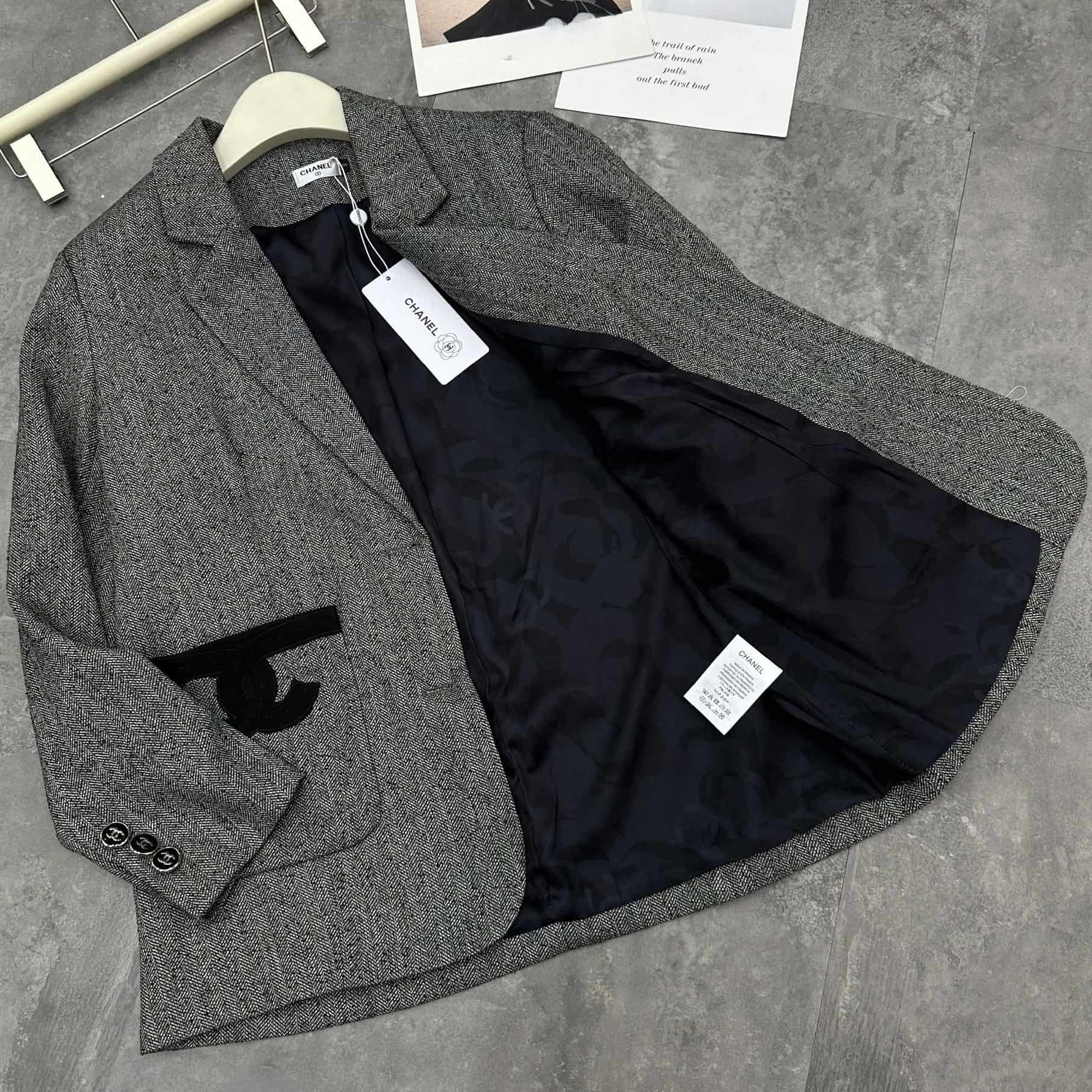Áo vest xám phối logo đen Chanel 2