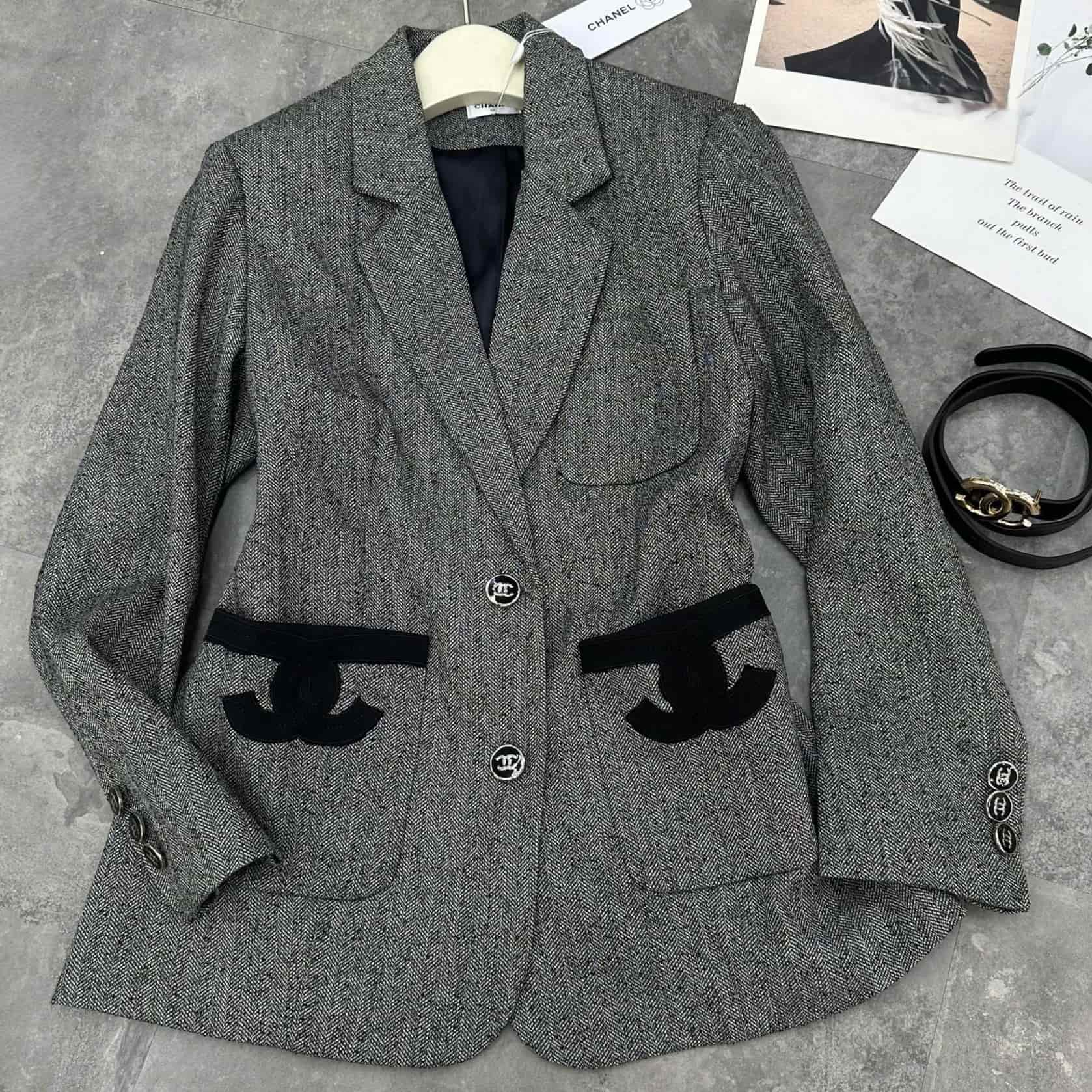 Áo vest xám phối logo đen Chanel 3