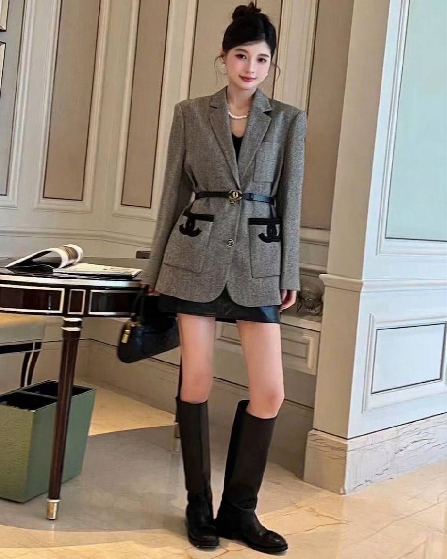 Áo vest xám phối logo đen Chanel 5