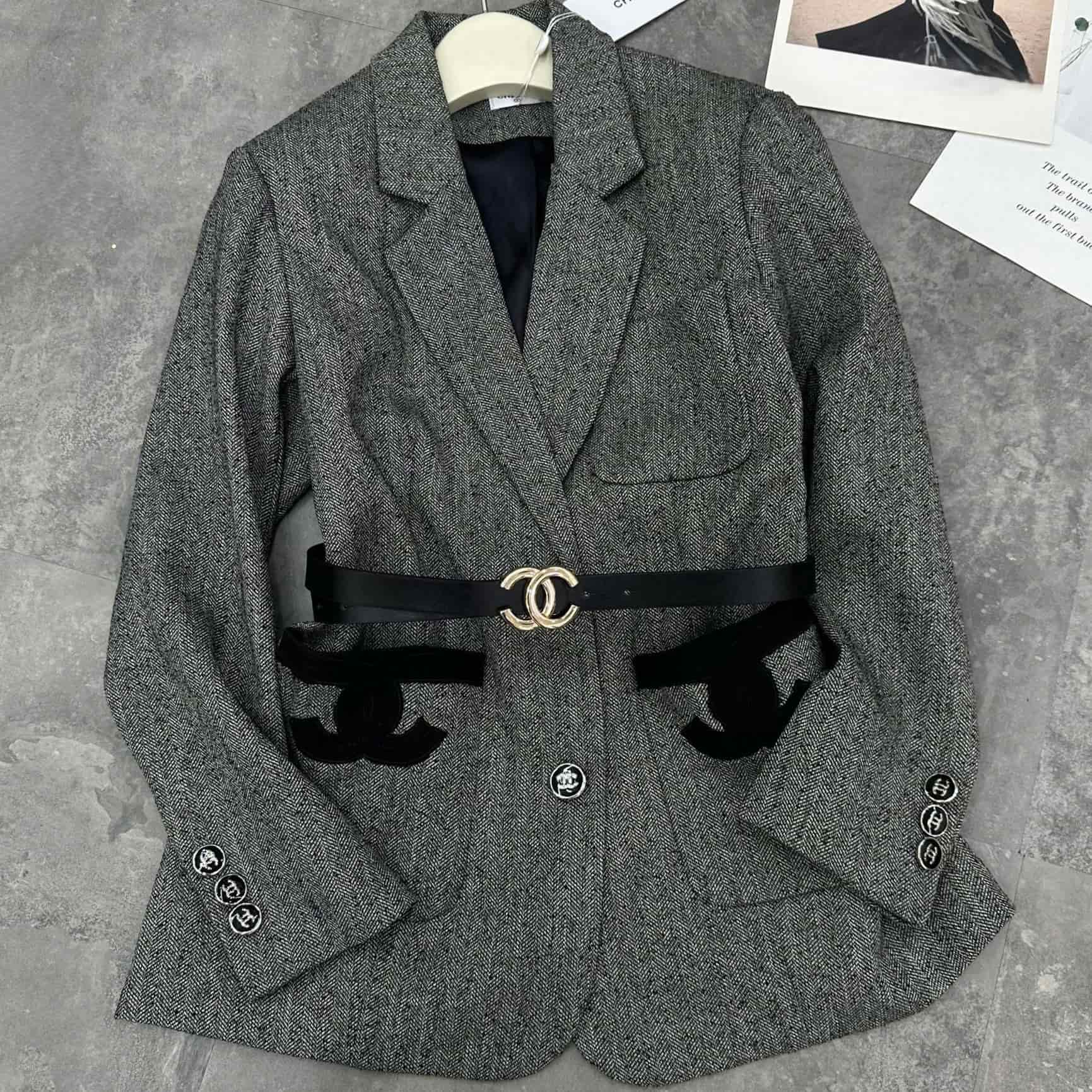 Áo vest xám phối logo đen Chanel 7