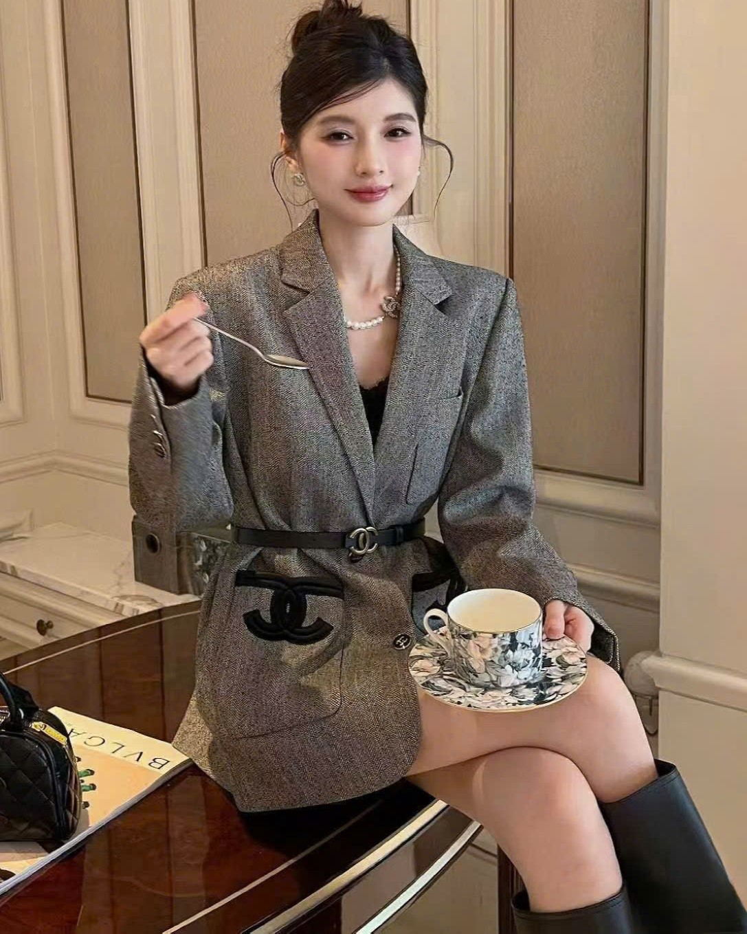 Áo vest xám phối logo đen Chanel 8