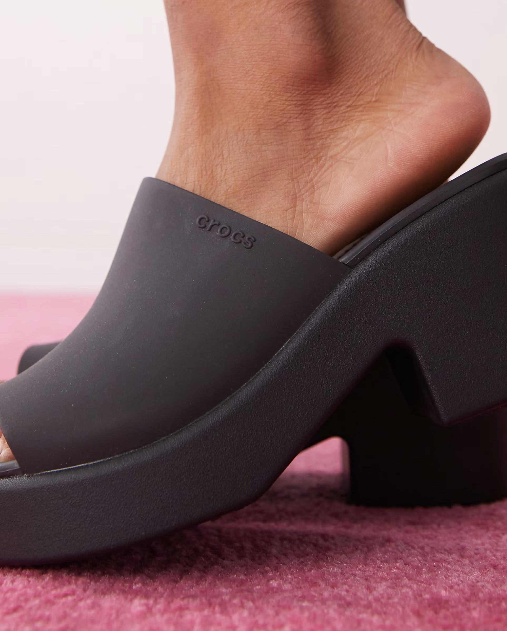 Dép Cao Gót Nữ Crocs Sandal Women Brooklyn Frocsted Slide Heel Black 2