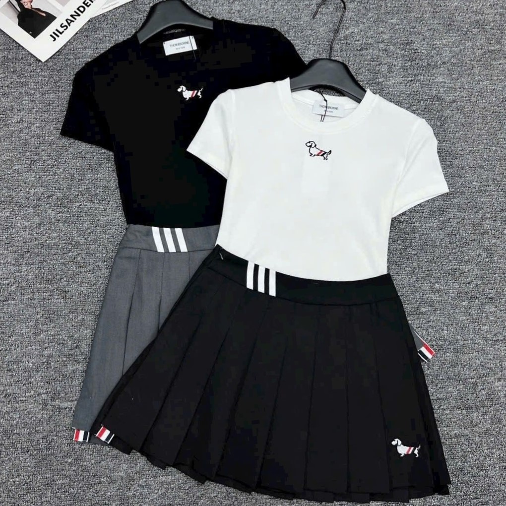 Set áo thun váy xếp ly Thom Browne 7