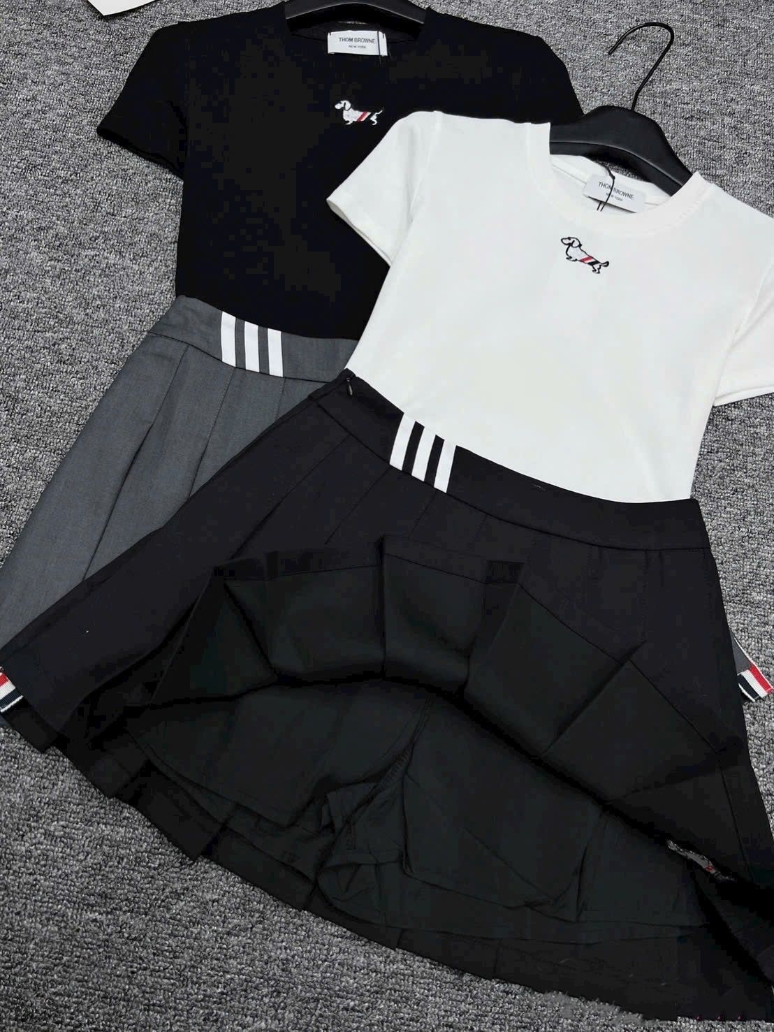 Set áo thun váy xếp ly Thom Browne 8