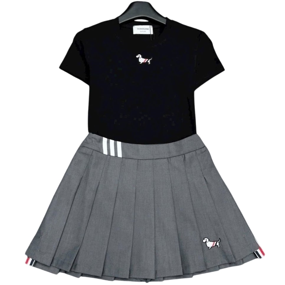 Set áo thun váy xếp ly Thom Browne 9