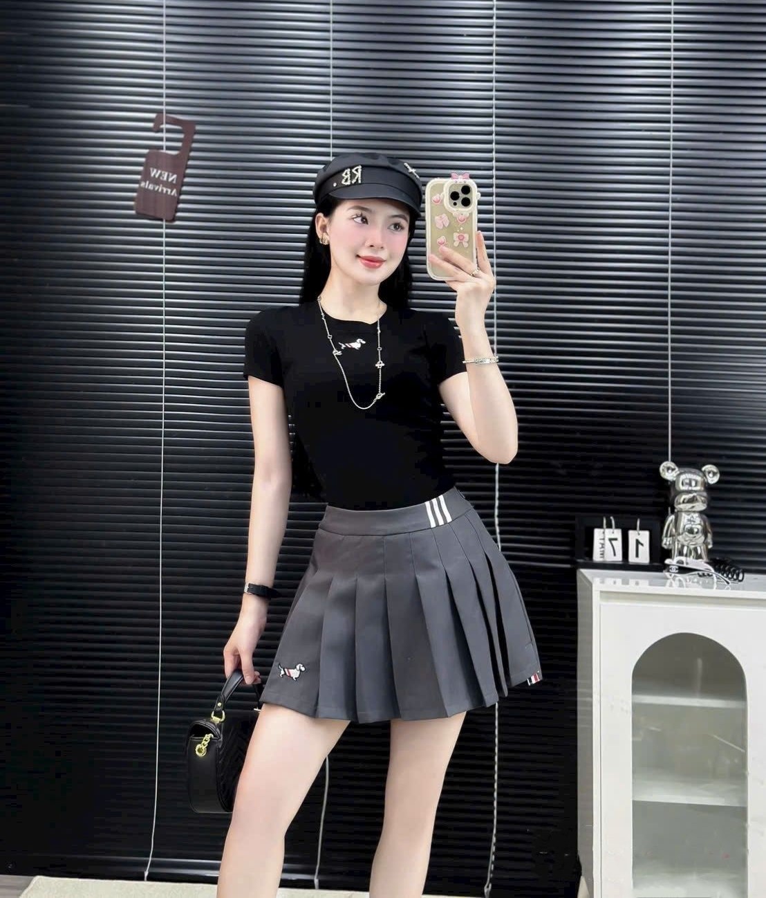 Set áo thun váy xếp ly Thom Browne 1