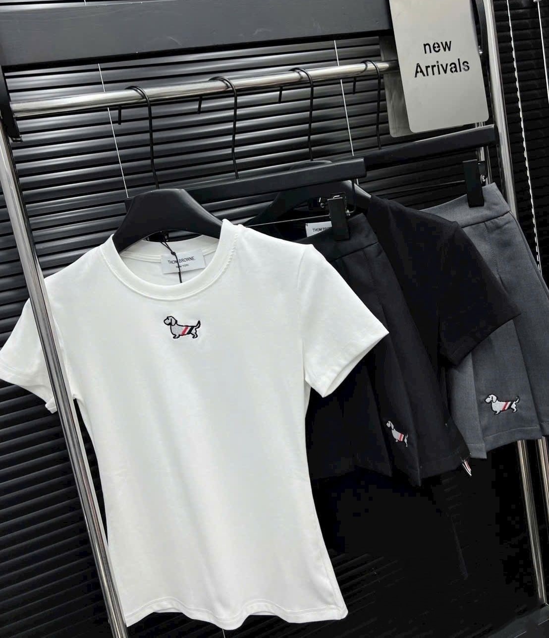 Set áo thun váy xếp ly Thom Browne 2