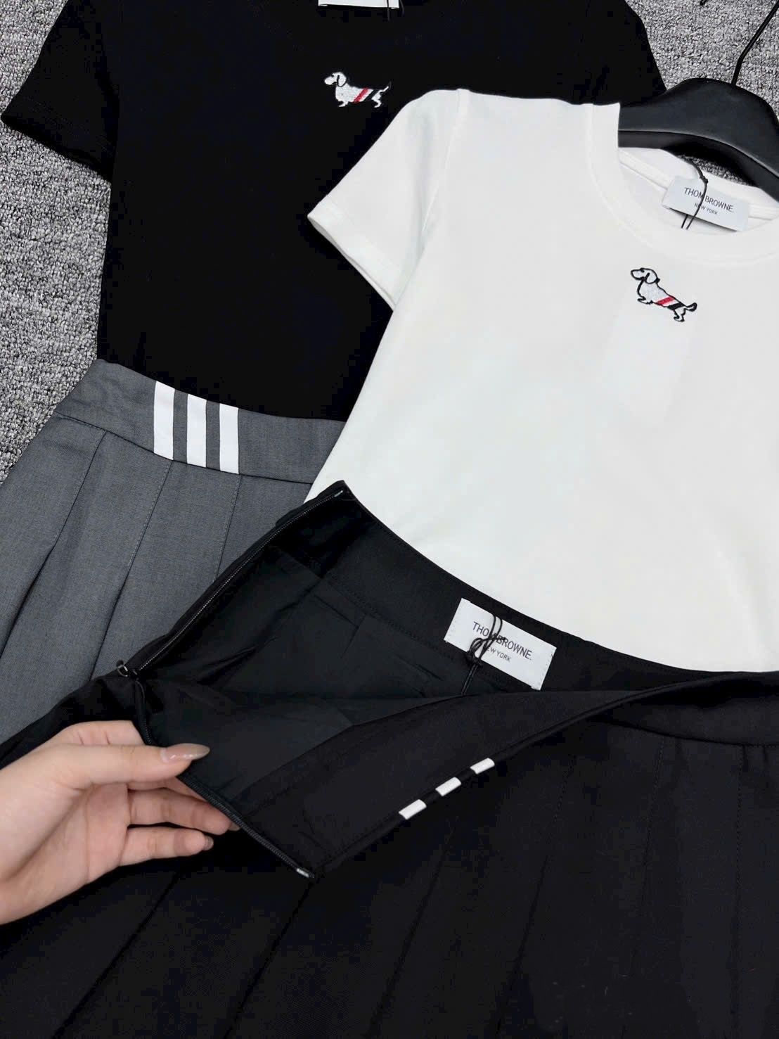 Set áo thun váy xếp ly Thom Browne 3