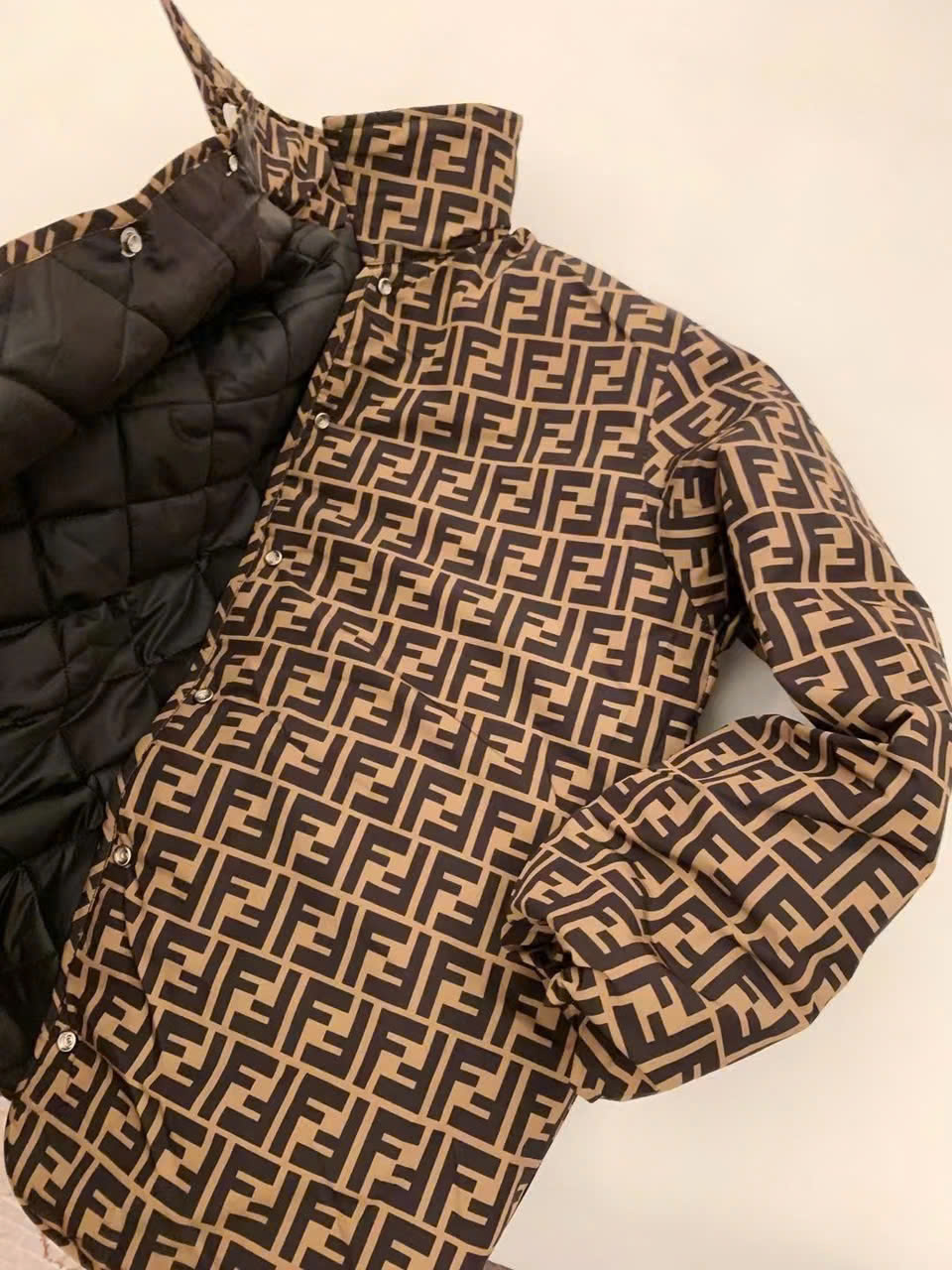 Áo phao Fendi nữ hai mặt nâu và đen 6