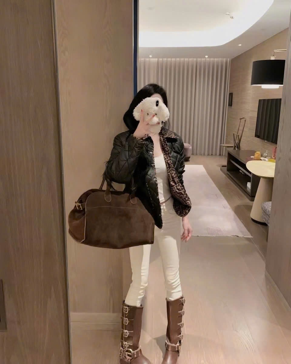 Áo phao Fendi nữ hai mặt nâu và đen 7