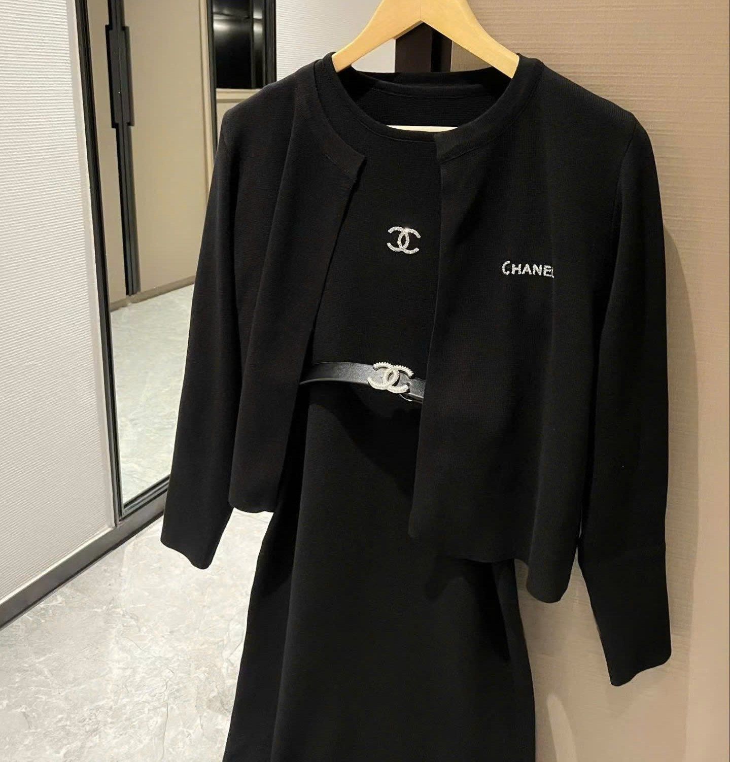 Set áo khoác đầm dài đen nữ Chanel 1