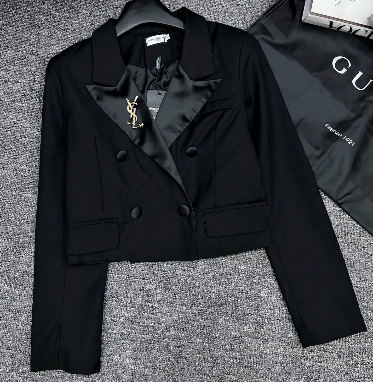 Áo khoác phom ngắn tay dài đen YSL 2