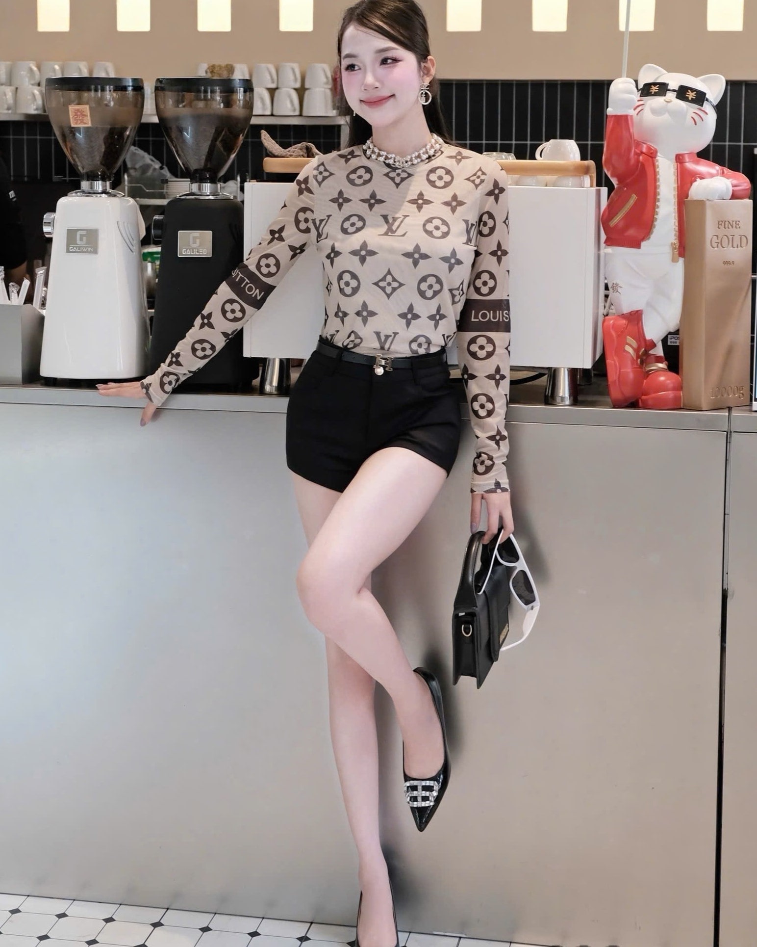 Áo thun nữ dáng ôm tay dài cổ tròn họa tiết LV 8