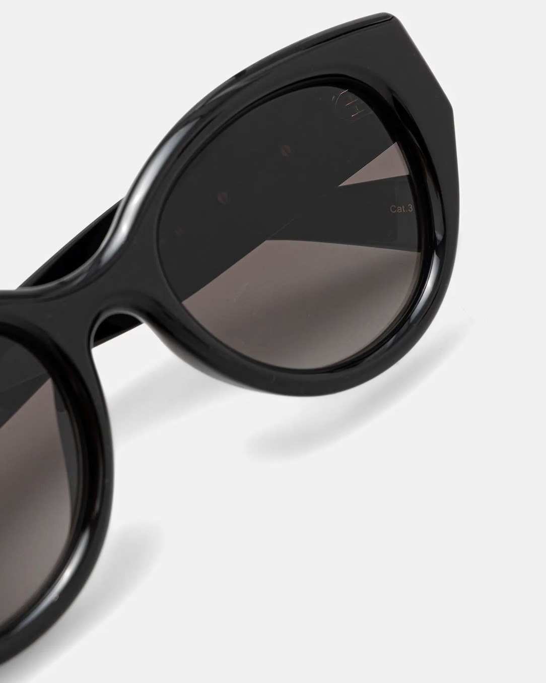 Mắt kính Gucci Low Nose Bridge Fit Sunglasses Black GG1976SK 12