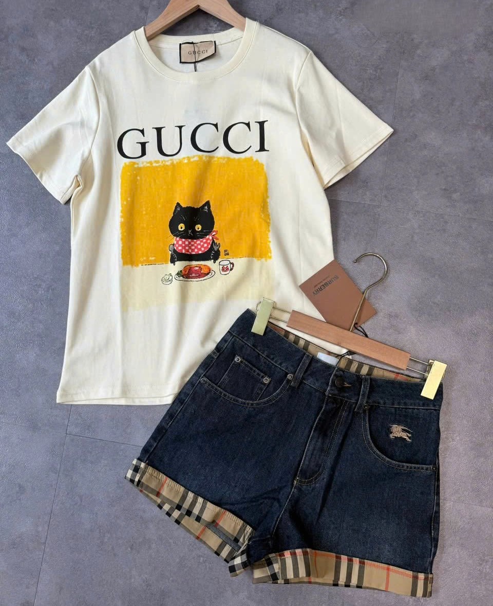 Set áo thun họa tiết mèo Gucci phối quần short Burberry 4
