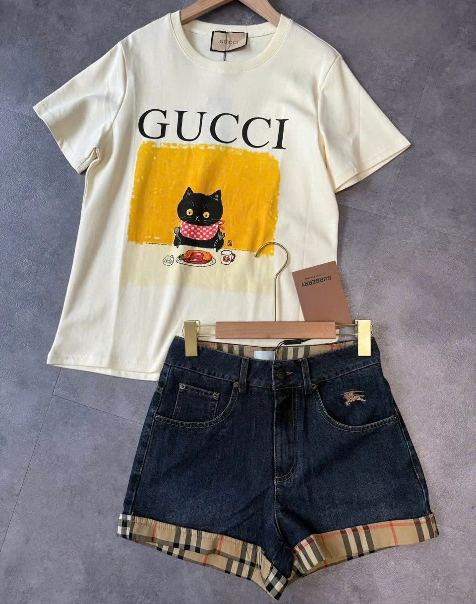 Set áo thun họa tiết mèo Gucci phối quần short Burberry 3