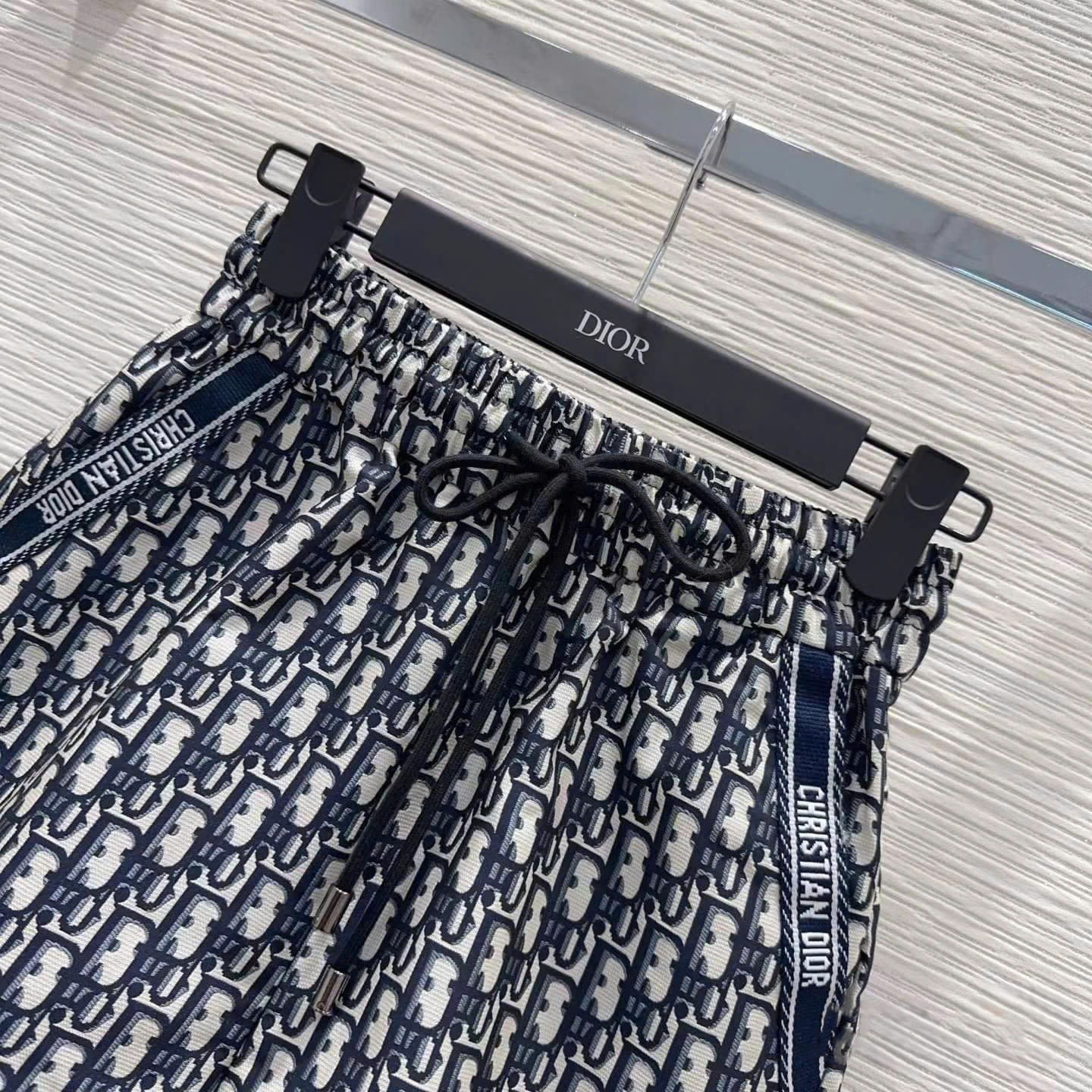 Set áo thun trắng quần short vải Dior 9