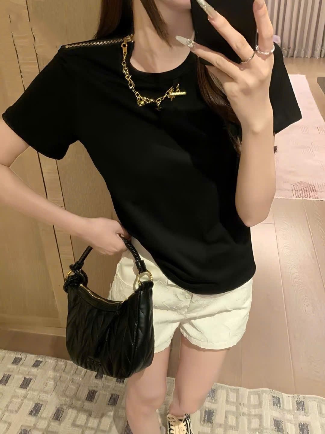 Set áo phông đen kèm charm cổ và quần short trắng nữ LV 2
