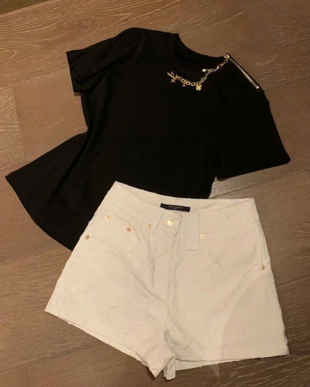 Set áo phông đen kèm charm cổ và quần short trắng nữ LV 6