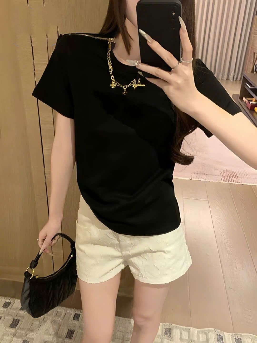 Set áo phông đen kèm charm cổ và quần short trắng nữ LV 8