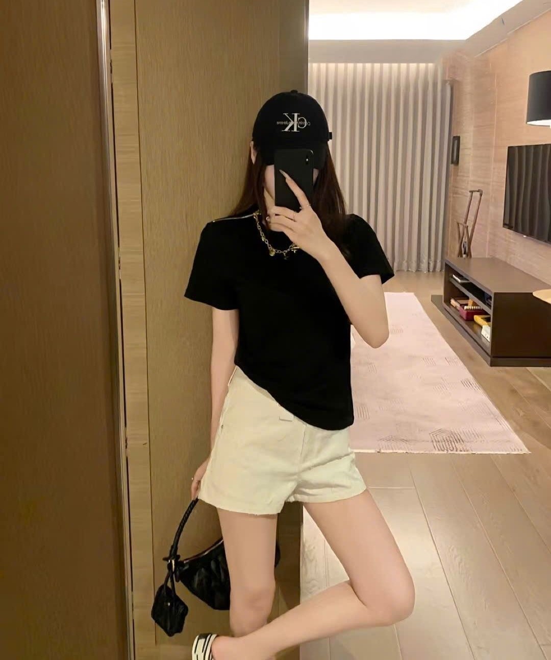 Set áo phông đen kèm charm cổ và quần short trắng nữ LV 3