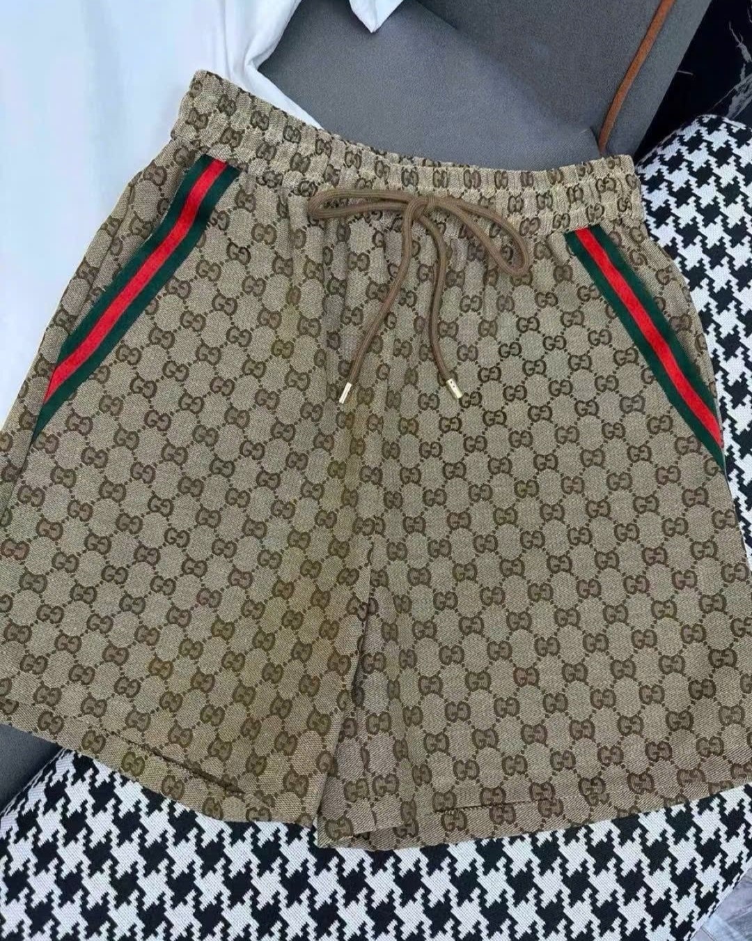 Set nữ áo thun trắng quần short Gucci 7