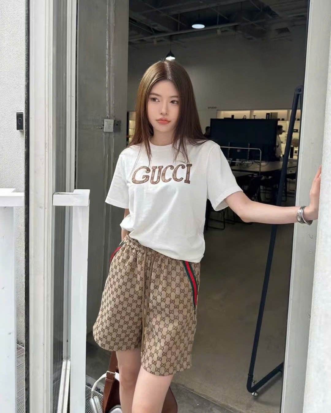 Set nữ áo thun trắng quần short Gucci 8