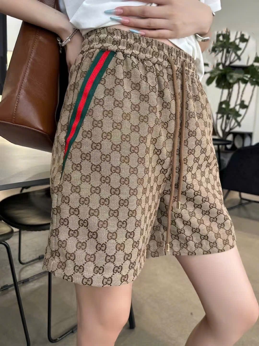 Set nữ áo thun trắng quần short Gucci 13