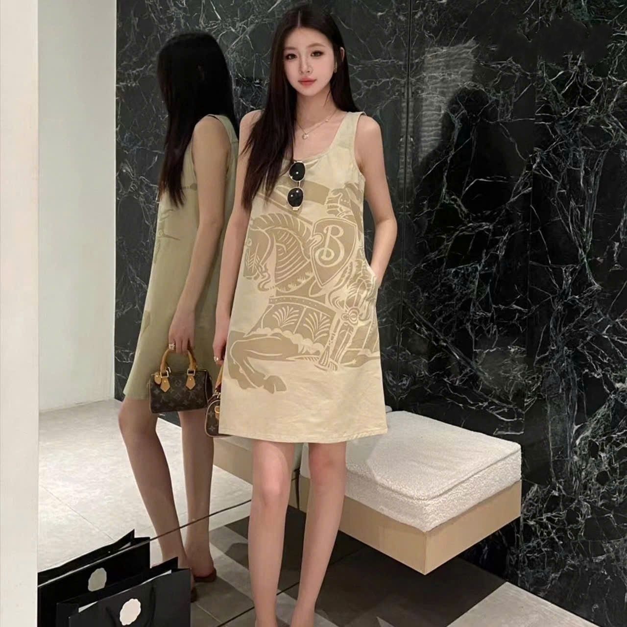 Đầm nữ vàng Burberry họa tiết ngựa 4