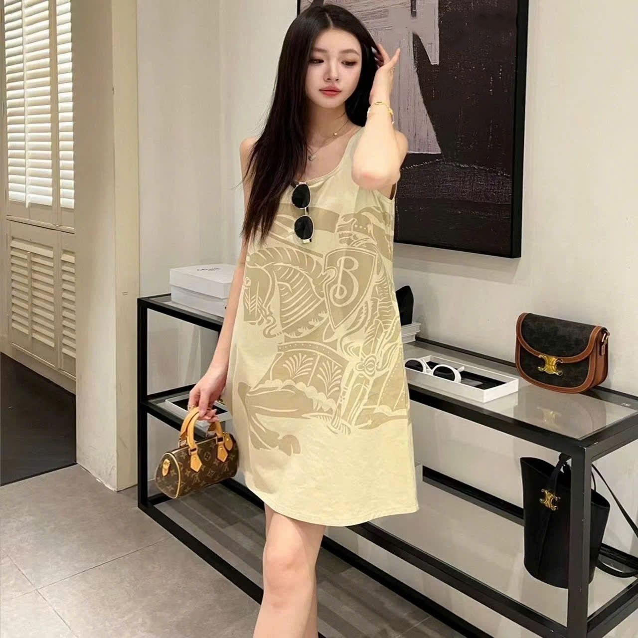 Đầm nữ vàng Burberry họa tiết ngựa 6