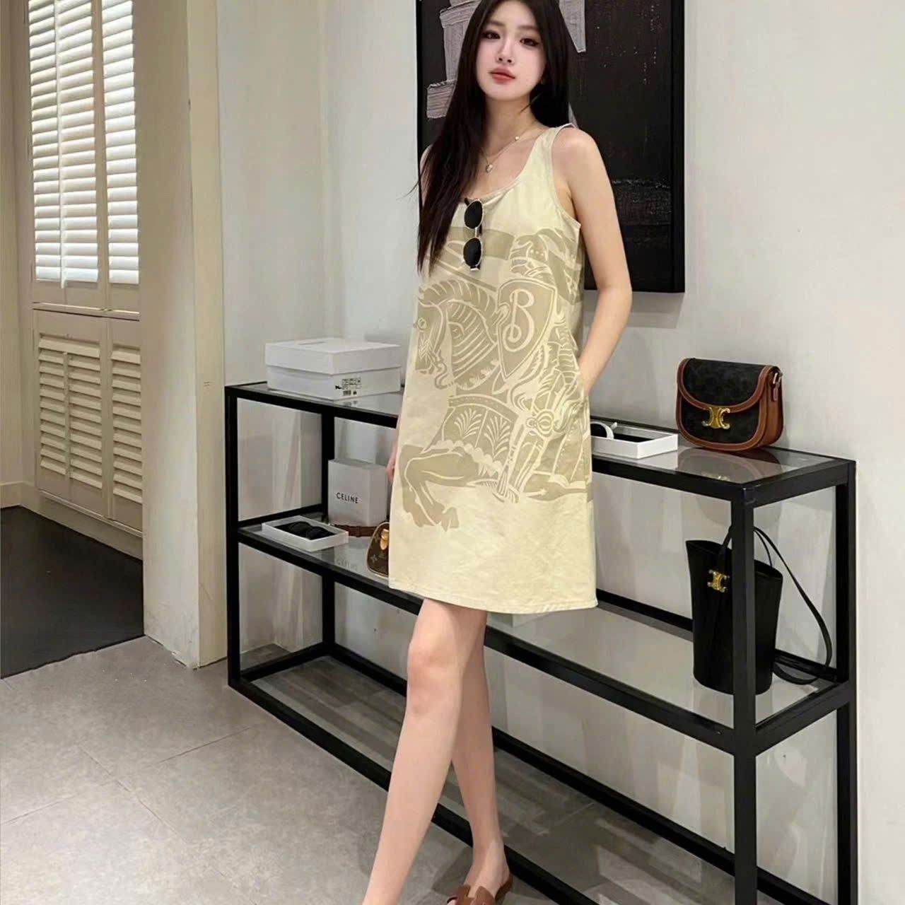 Đầm nữ vàng Burberry họa tiết ngựa 5