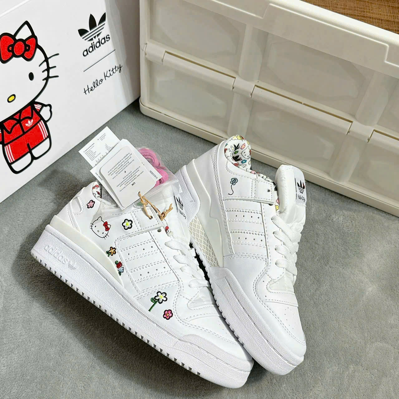 Giày Adidas x Hello Kitty Forum Low Cloud White Core Black IG030 1