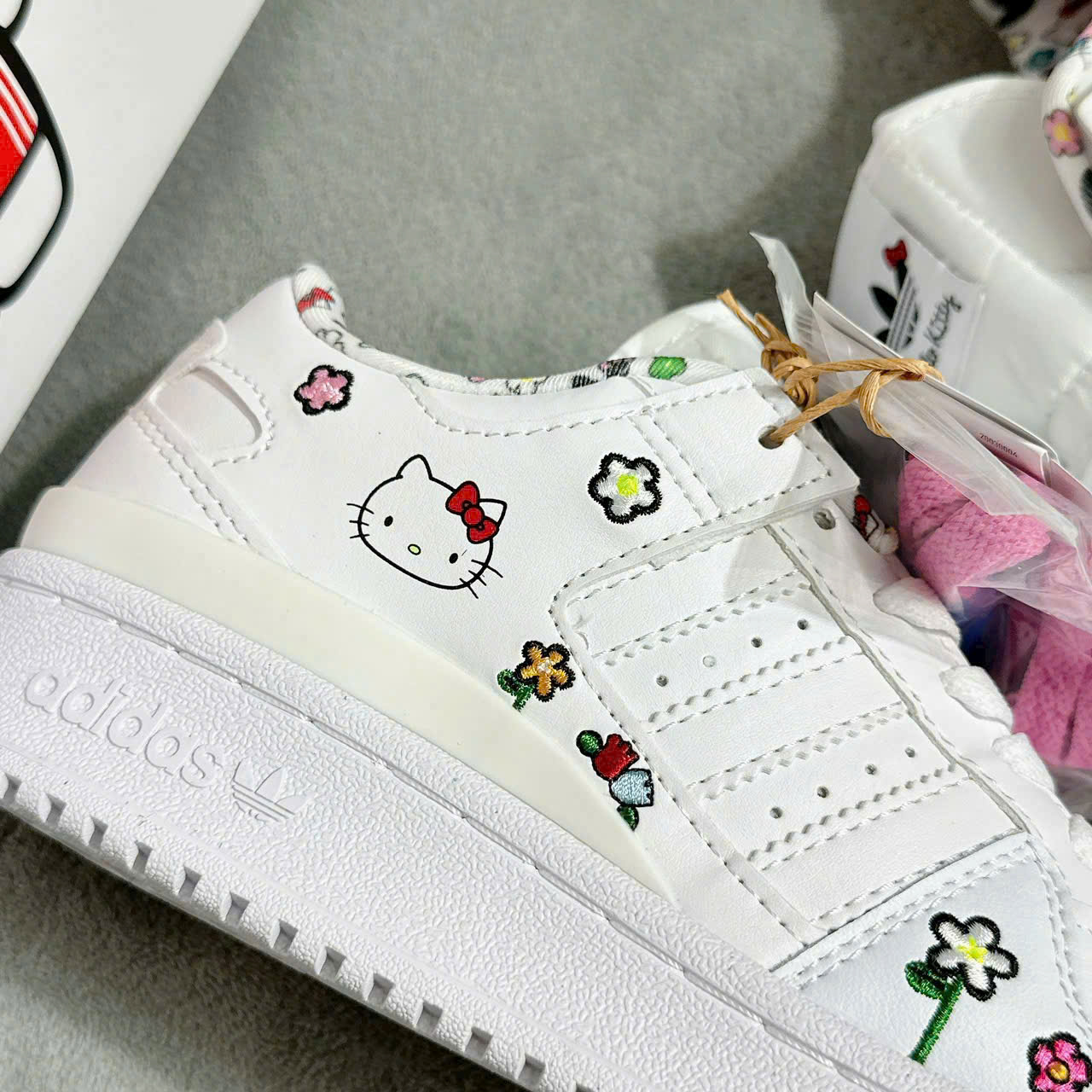 Giày Adidas x Hello Kitty Forum Low Cloud White Core Black IG030 3