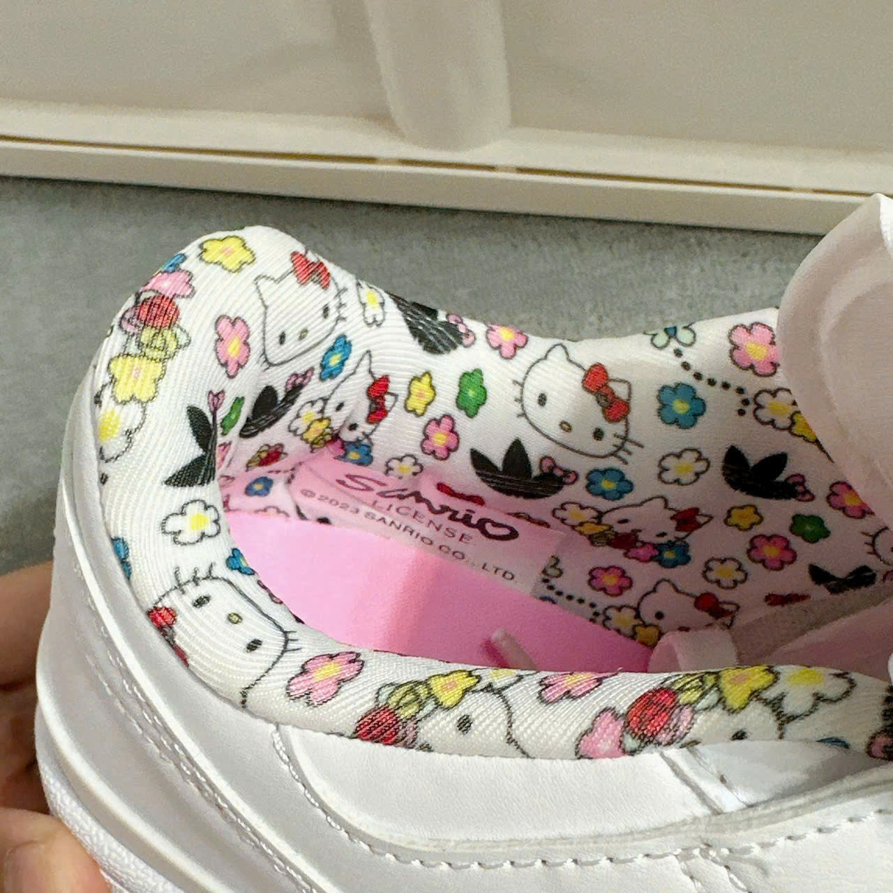 Giày Adidas x Hello Kitty Forum Low Cloud White Core Black IG030 9