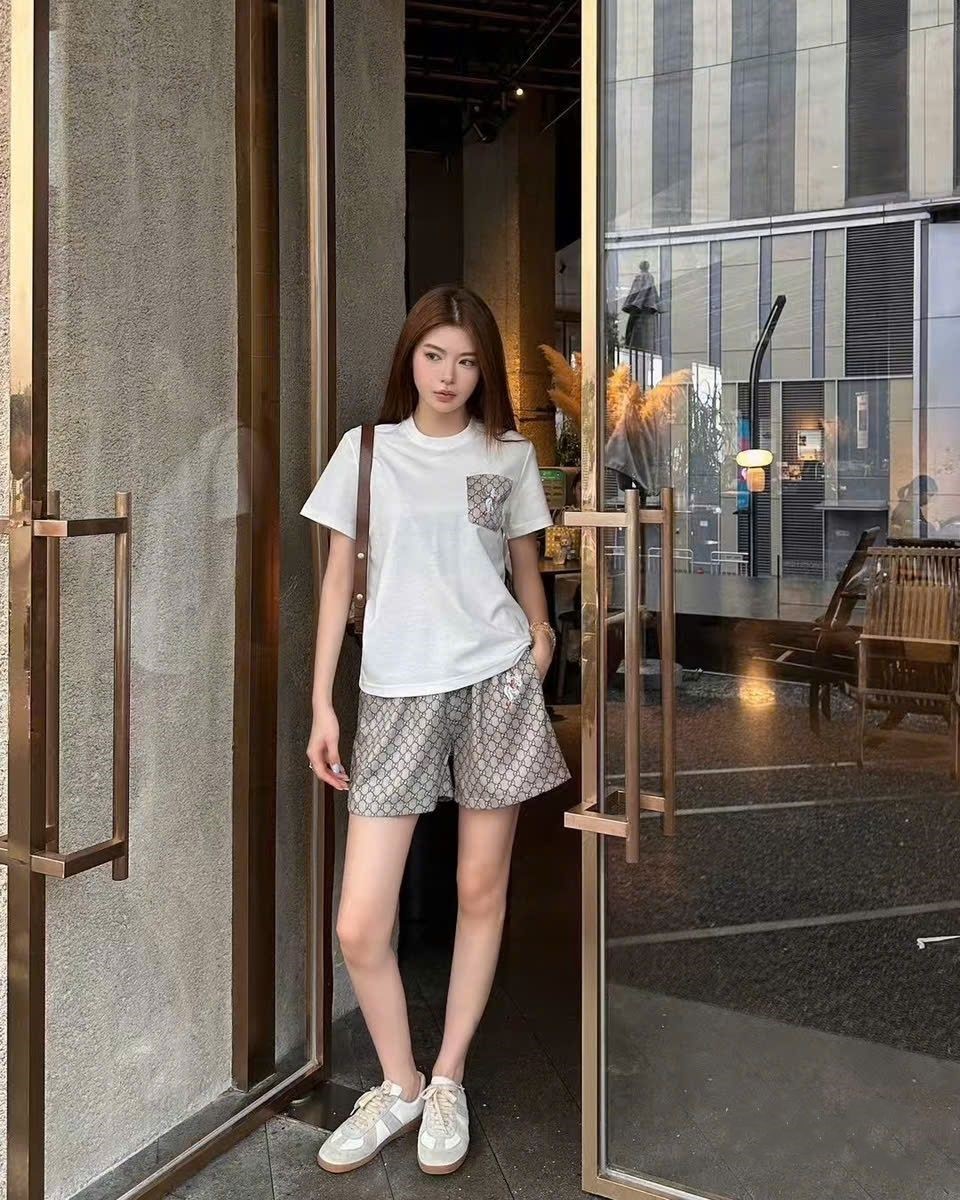 Set bộ nữ áo thun trắng quần short xa1m họa tiết hãng Gucci 2