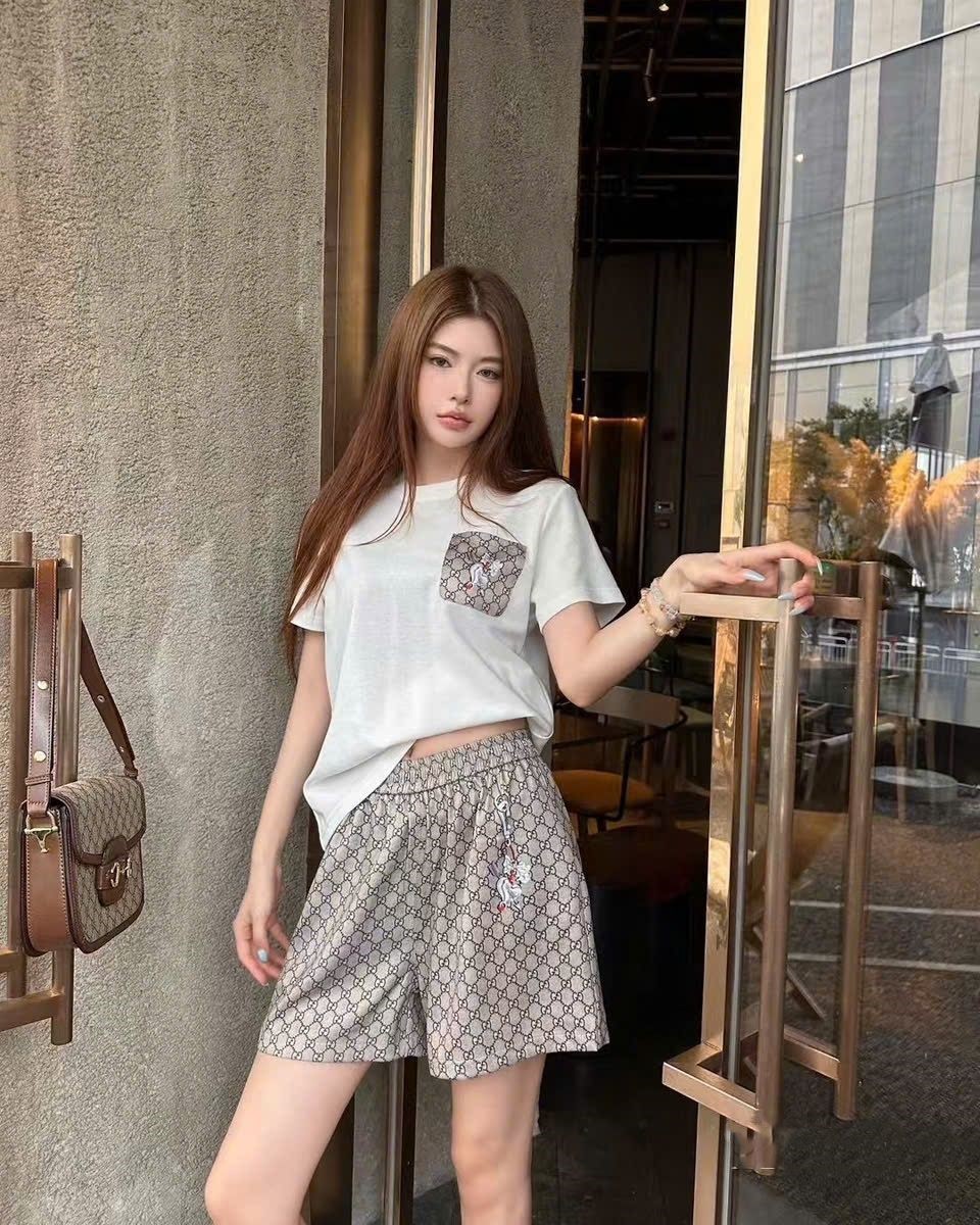 Set bộ nữ áo thun trắng quần short xa1m họa tiết hãng Gucci 5