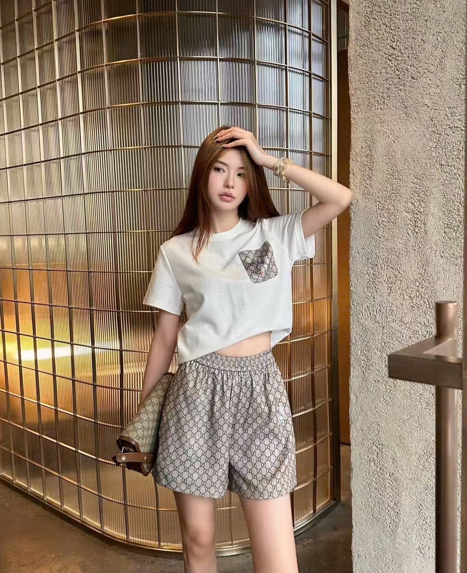 Set bộ nữ áo thun trắng quần short xa1m họa tiết hãng Gucci 7