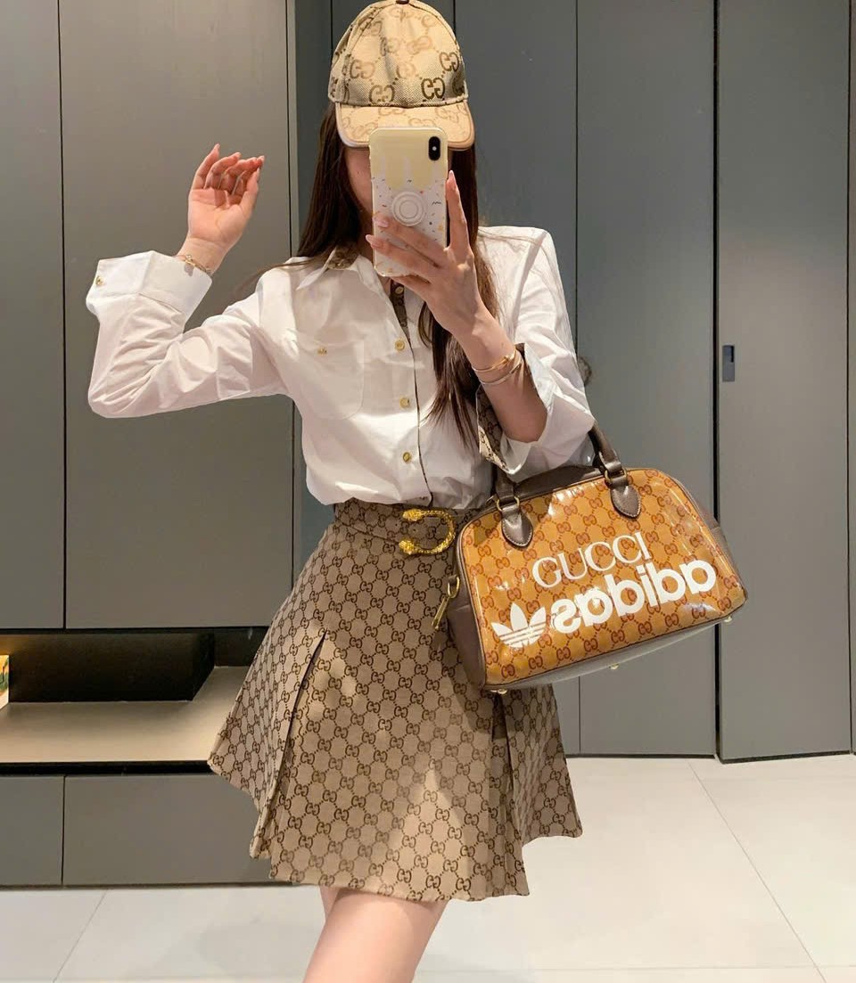 Set áo sơ mi trắng tay dài váy ngắn xếp ly Gucci 1