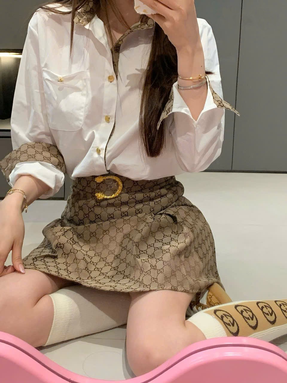 Set áo sơ mi trắng tay dài váy ngắn xếp ly Gucci 2