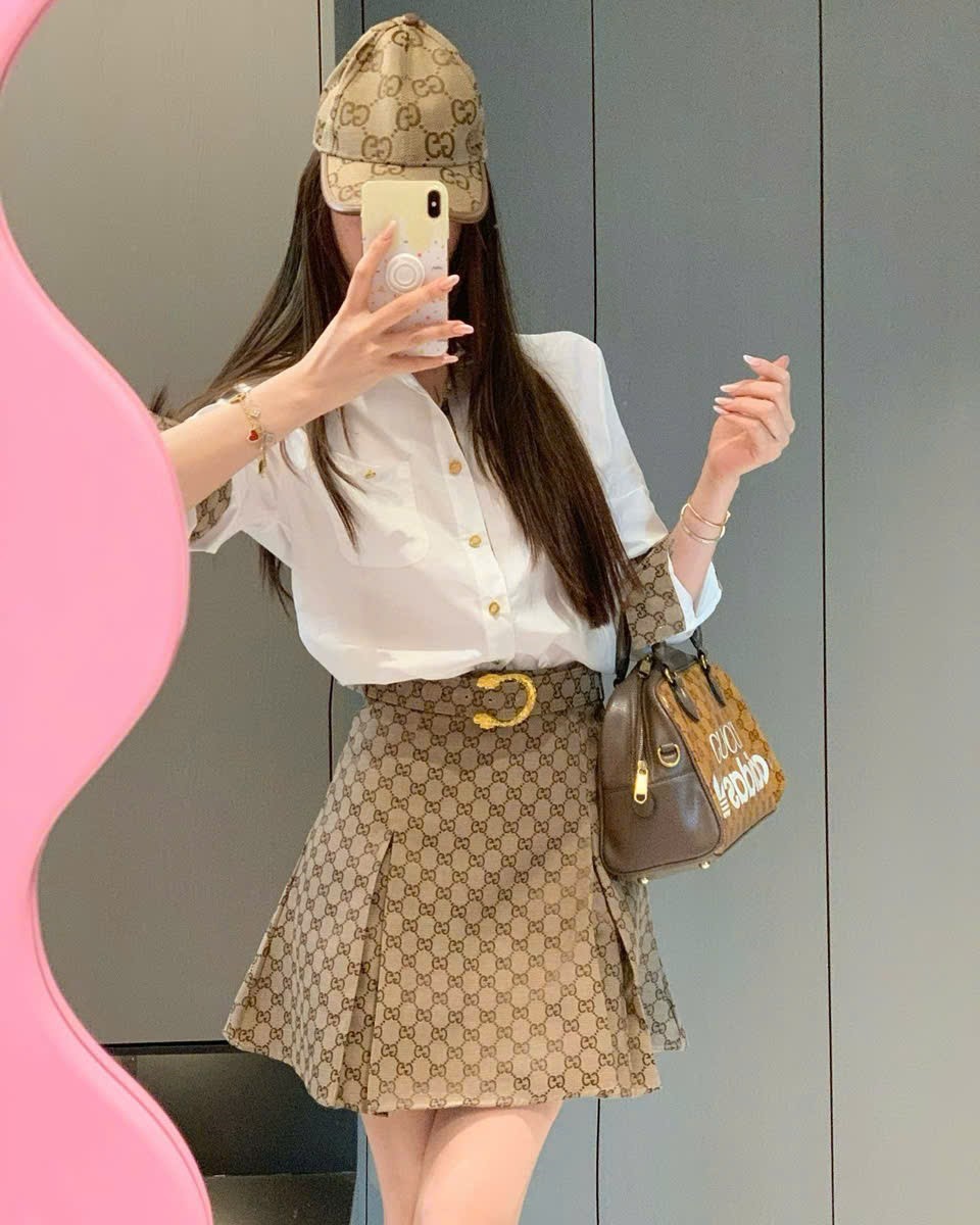 Set áo sơ mi trắng tay dài váy ngắn xếp ly Gucci 3