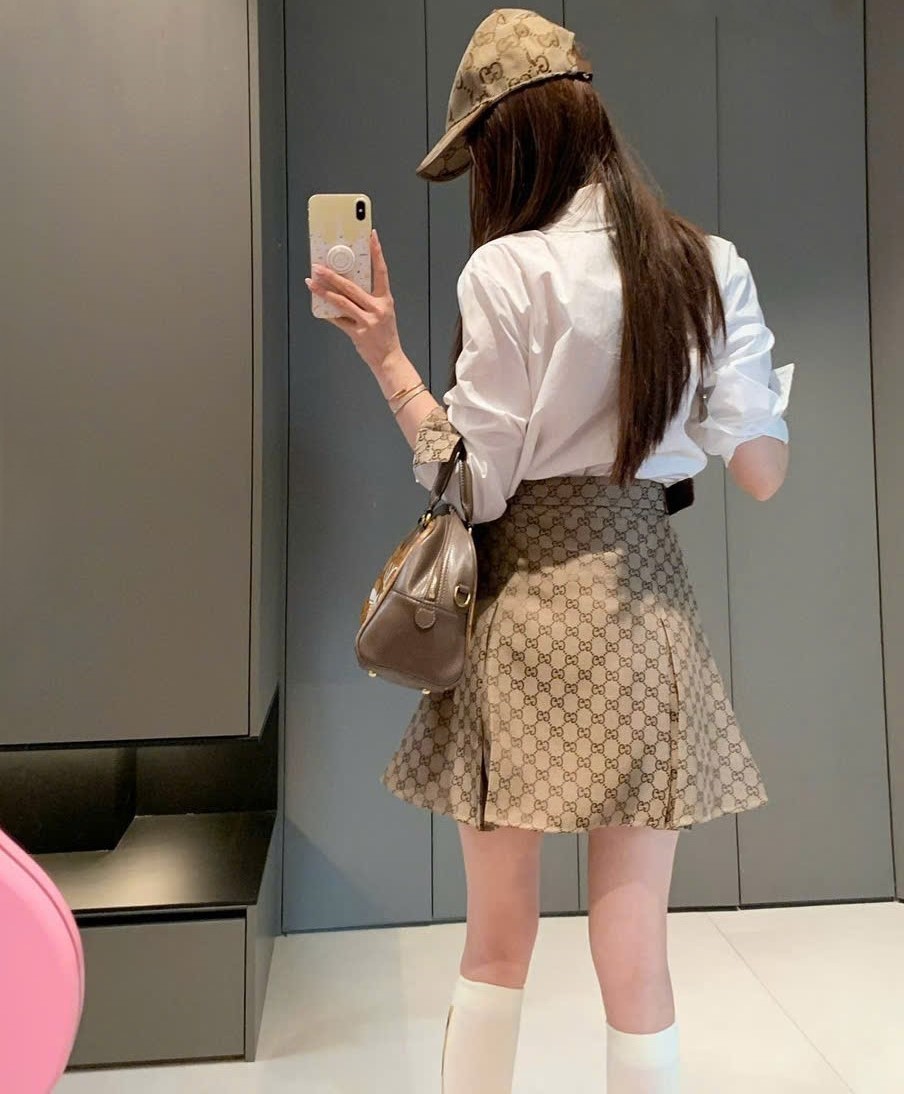 Set áo sơ mi trắng tay dài váy ngắn xếp ly Gucci 5